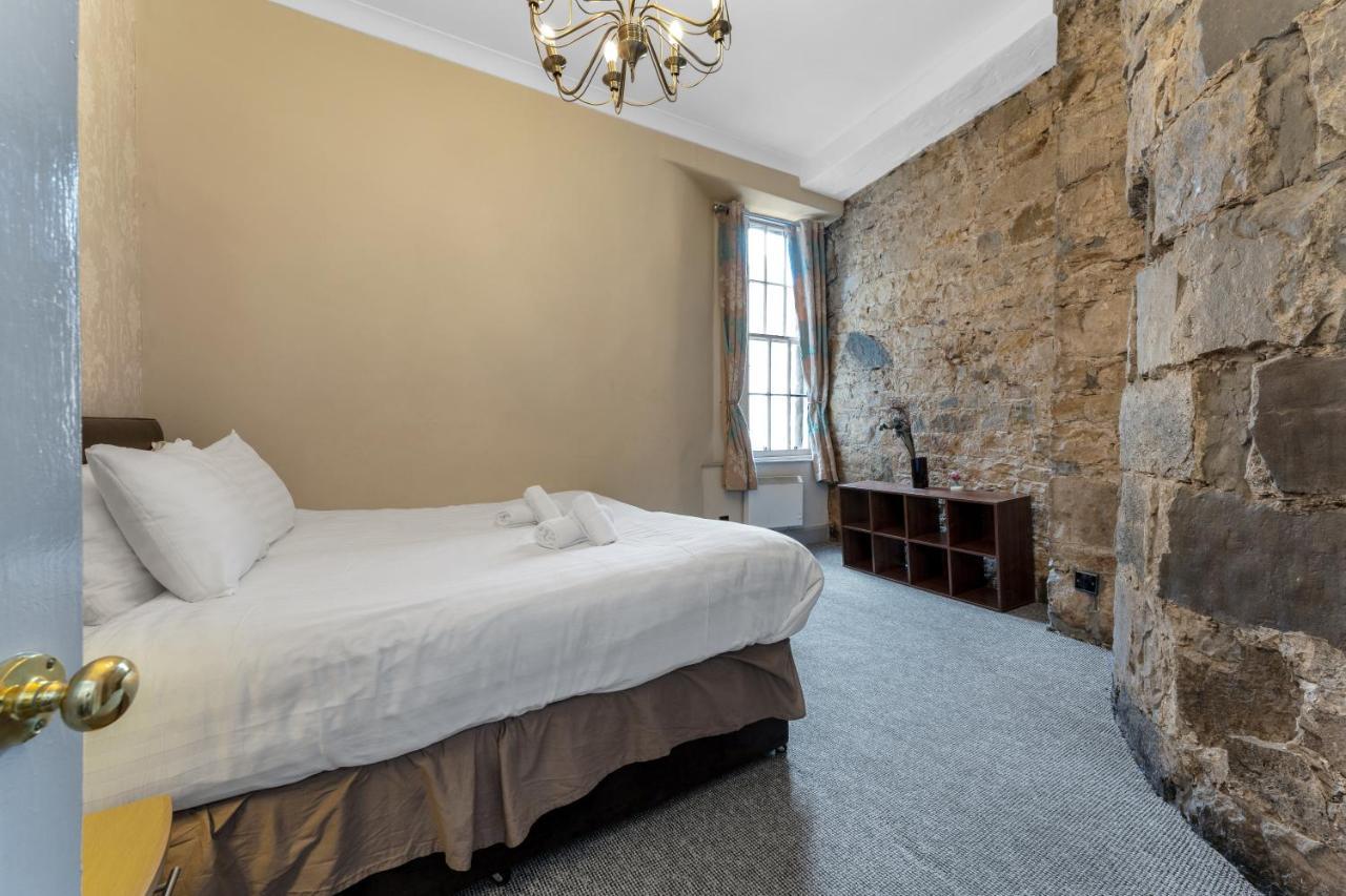 Unique 2 Bedroom Castle Suite Apartment - Near Edinburgh Castle & Royal Mile エクステリア 写真